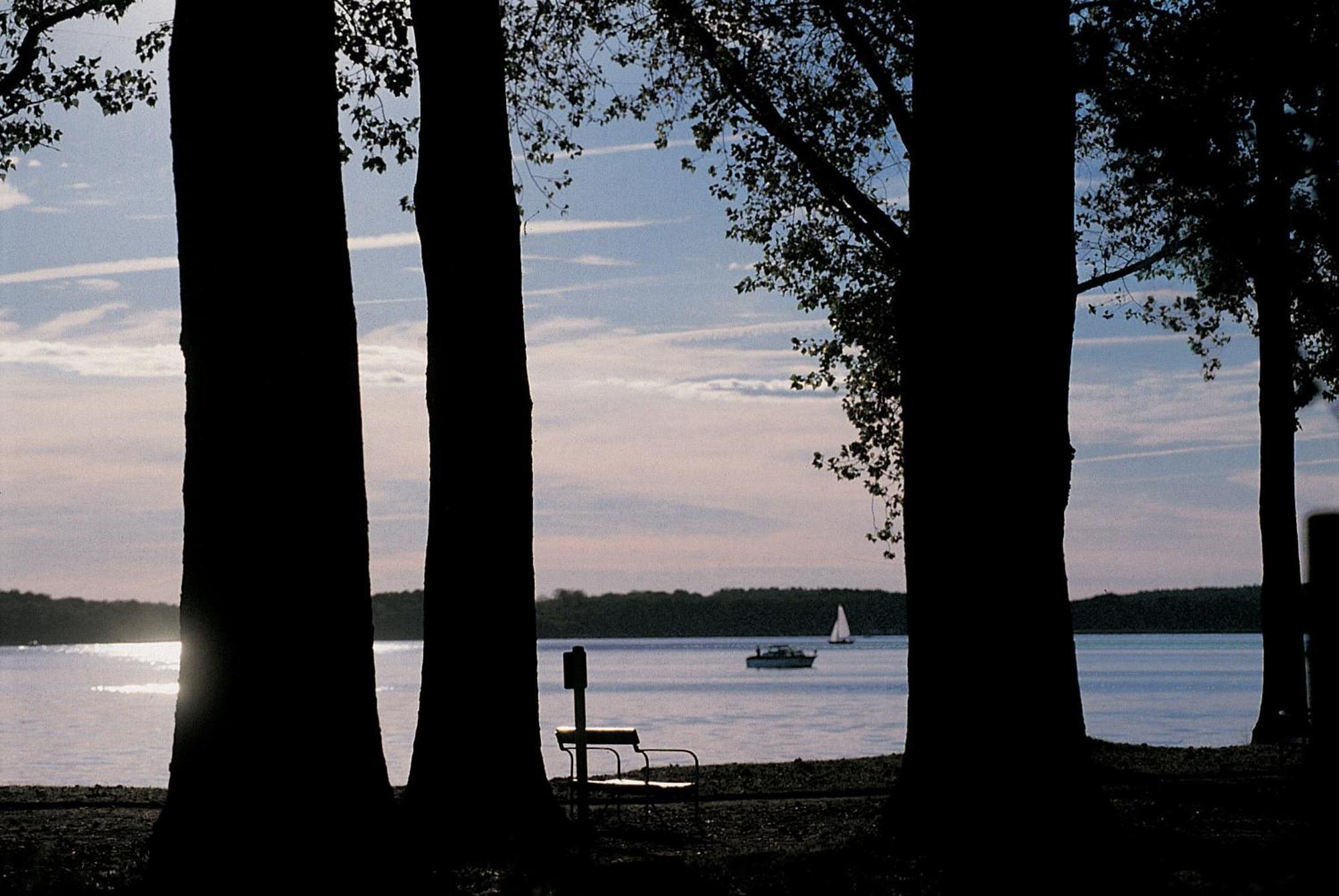 Hotel Kleines Meer Waren  Bagian luar foto