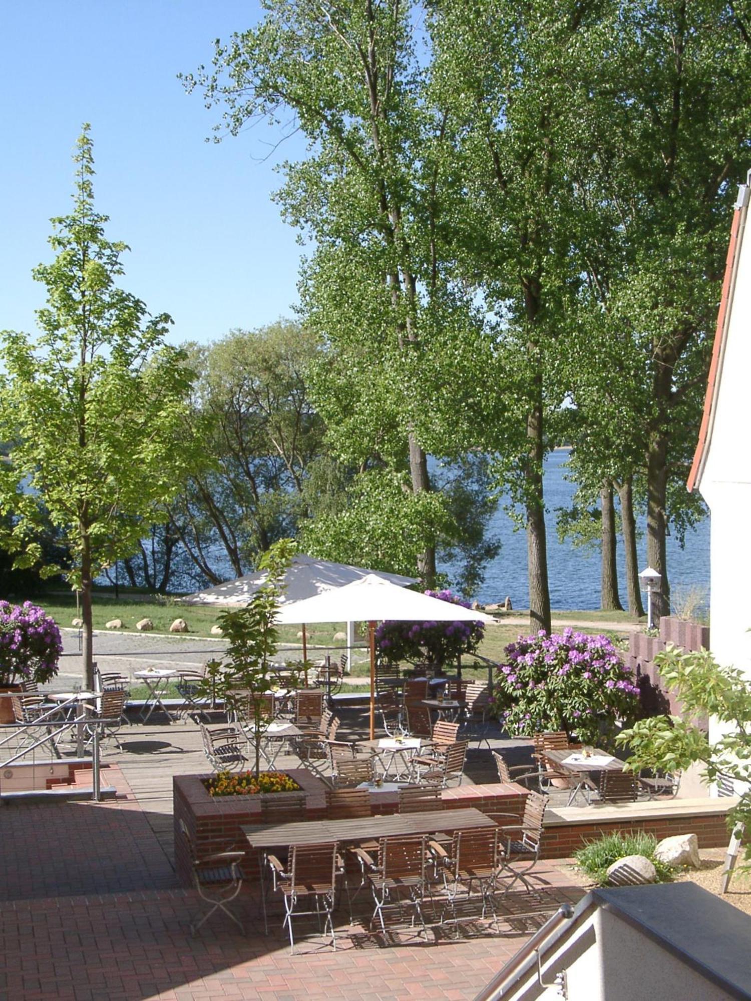 Hotel Kleines Meer Waren  Bagian luar foto
