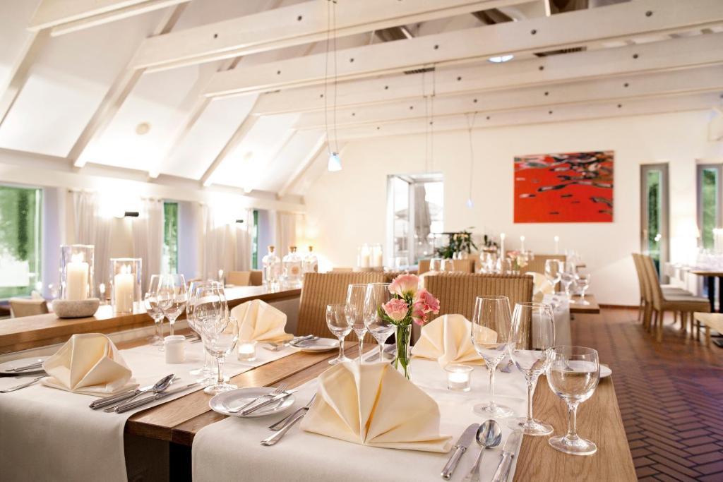 Hotel Kleines Meer Waren  Bagian luar foto