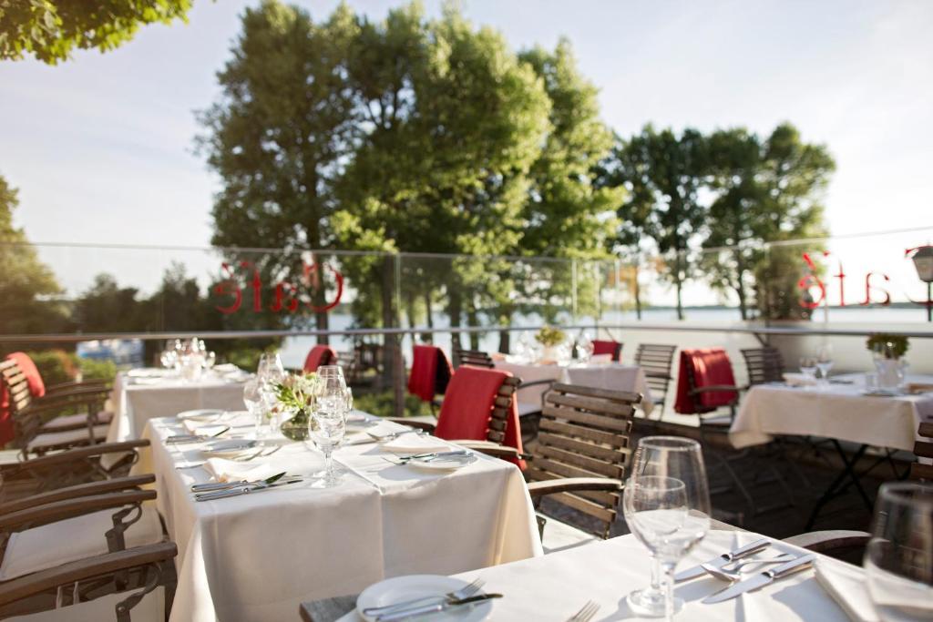 Hotel Kleines Meer Waren  Bagian luar foto