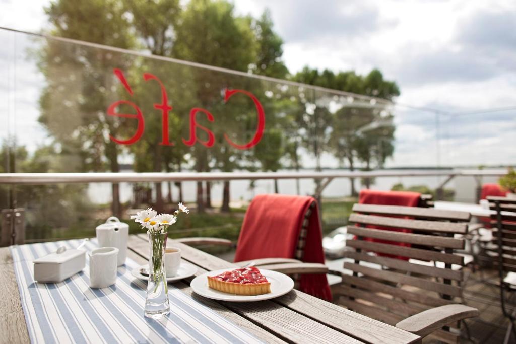 Hotel Kleines Meer Waren  Bagian luar foto